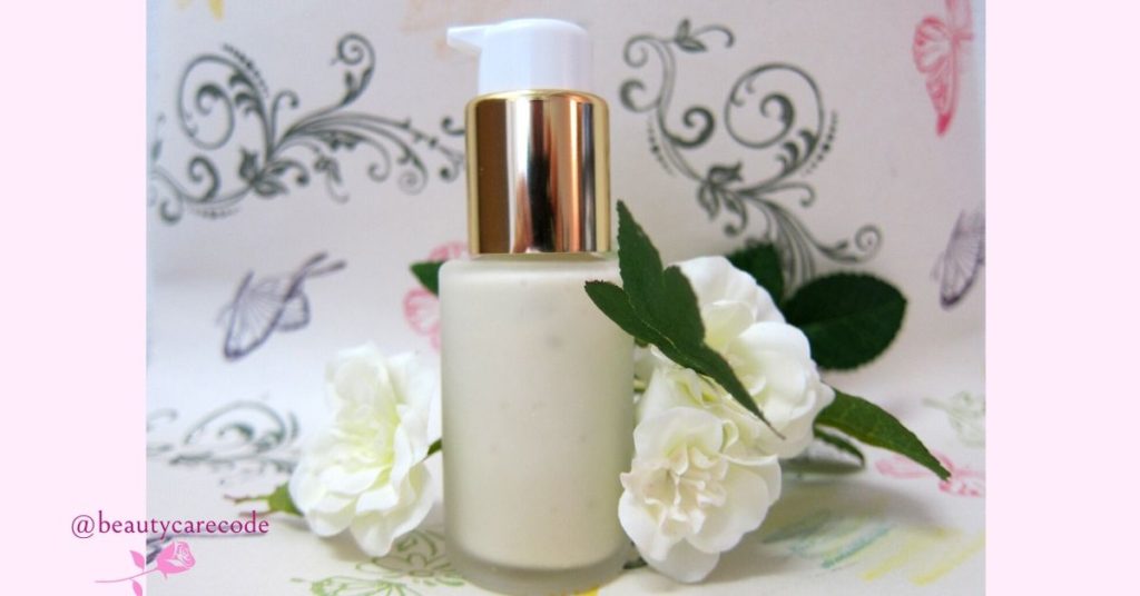 An image of a cream bottle with some white beautiful flowers around to show how to hydrate the skin